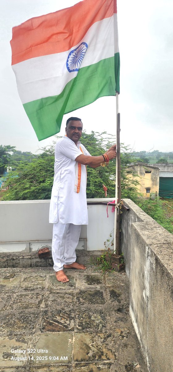 solankithakur3's tweet photo. आदरणीय प्रधानमंत्री श्री Narendra Modi  जी के आह्वान पर आरंभ हुए #हर_घर_तिरंगा अभियान के तहत, आज तरनोद  निज निवास पर राष्ट्रध्वज तिरंगा फहराकर मातृभूमि के प्रति अपनी अटूट निष्ठा और गौरव का भाव व्यक्त किया।
@BJP4MP
@DrMohanYadav51 
@BJP4India https://t.co/n3yM4itZne