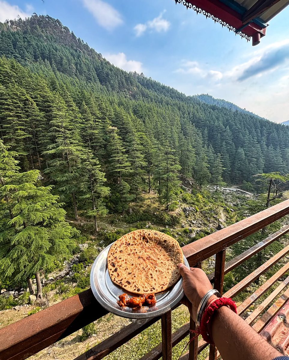 देवलसारी, उत्तराखंड की सुरम्य वादियों में बसा एक अद्वितीय स्थल है, जहाँ चारों ओर देवदार के घने, सुगंधित वन अपनी छाया बिखेरते हैं। इसी प्राकृतिक सौंदर्य के मध्य, शांत वातावरण में, प्रभु श्री कोणेस्वर महादेव जी का भव्य एवं प्राचीन मंदिर स्थित है। #devalsaritourism