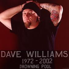 MaxxGhe's tweet image. 14/08/2002.
Nel tour bus che porta i Drowing Pool in giro durante l’Ozzfest (in quel momento si trovava a Manassas, in Virginia), viene rinvenuto il corpo senza vita del loro frontman: Dave Williams. Aveva solo 30 anni.
Bodies: youtu.be/04F4xlWSFh0
#DaveWilliams #DrowingPool