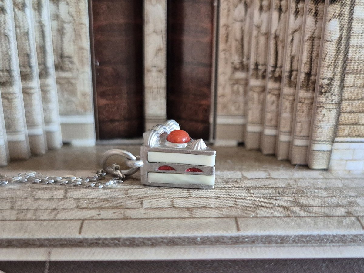 목걸이자랑을하기위해사진을계속찍는다