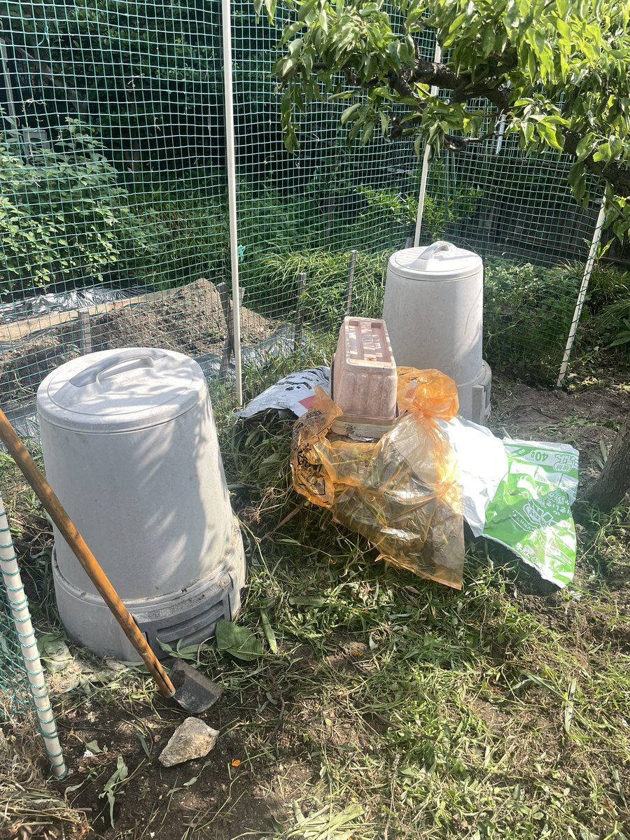 コンポストで出来た土を入れ替えた。
夏でもあるが土自体が発酵して温かい。
雑草と米ヌカをサンドさせてコンポストに入れた。
回収出来ない分はゴミ袋を裂いてテントにして重しを乗せてる。
枯葉で土を作るわけでないから1年ぐらいかかるかな。
