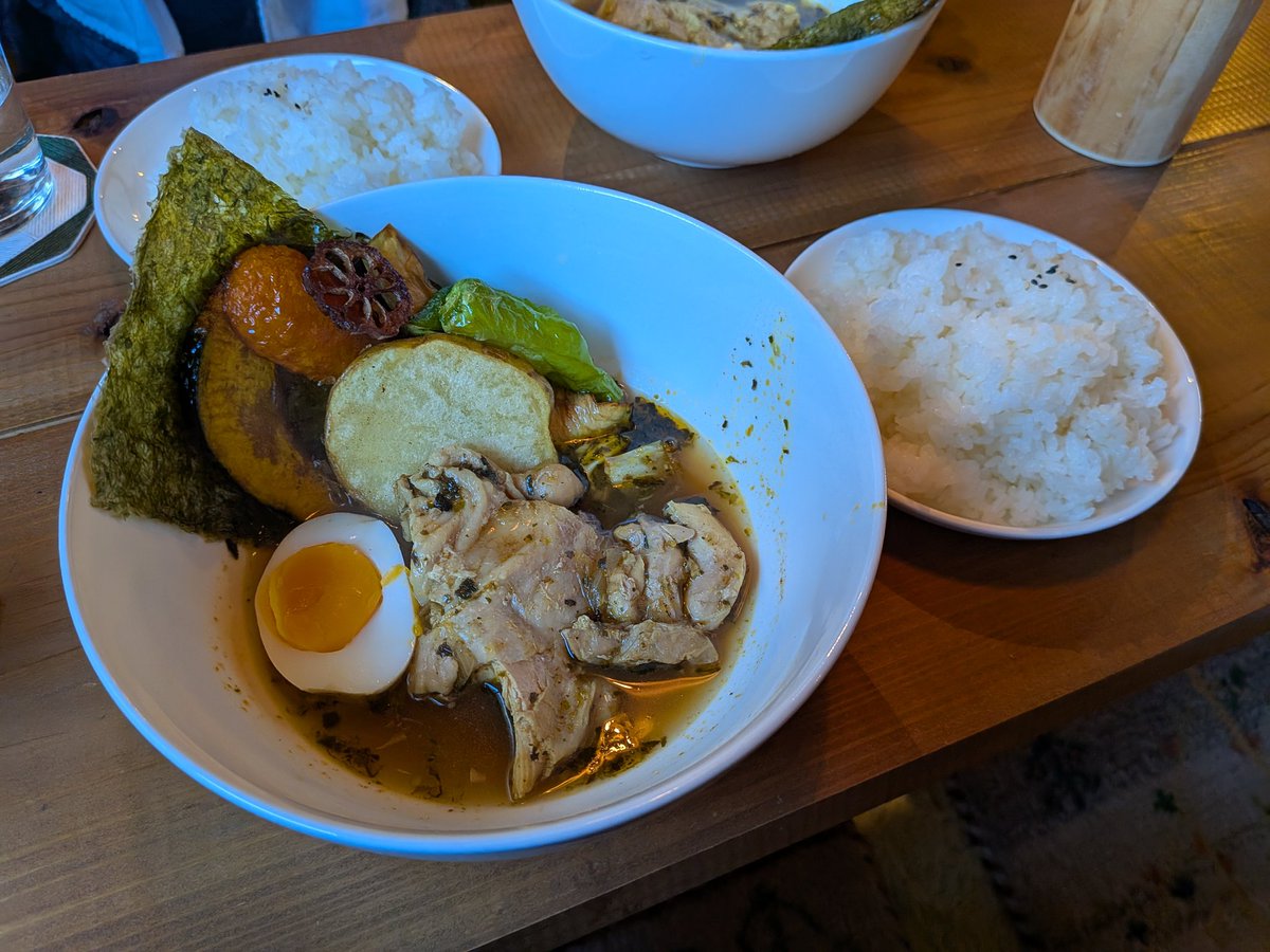 okayanko's tweet photo. なんだかんだで、
のらねこ
のスープカレーを
初めて食す。
美味しかったです😊。

#佐渡 
#小木 https://t.co/V5RvnKSfOH