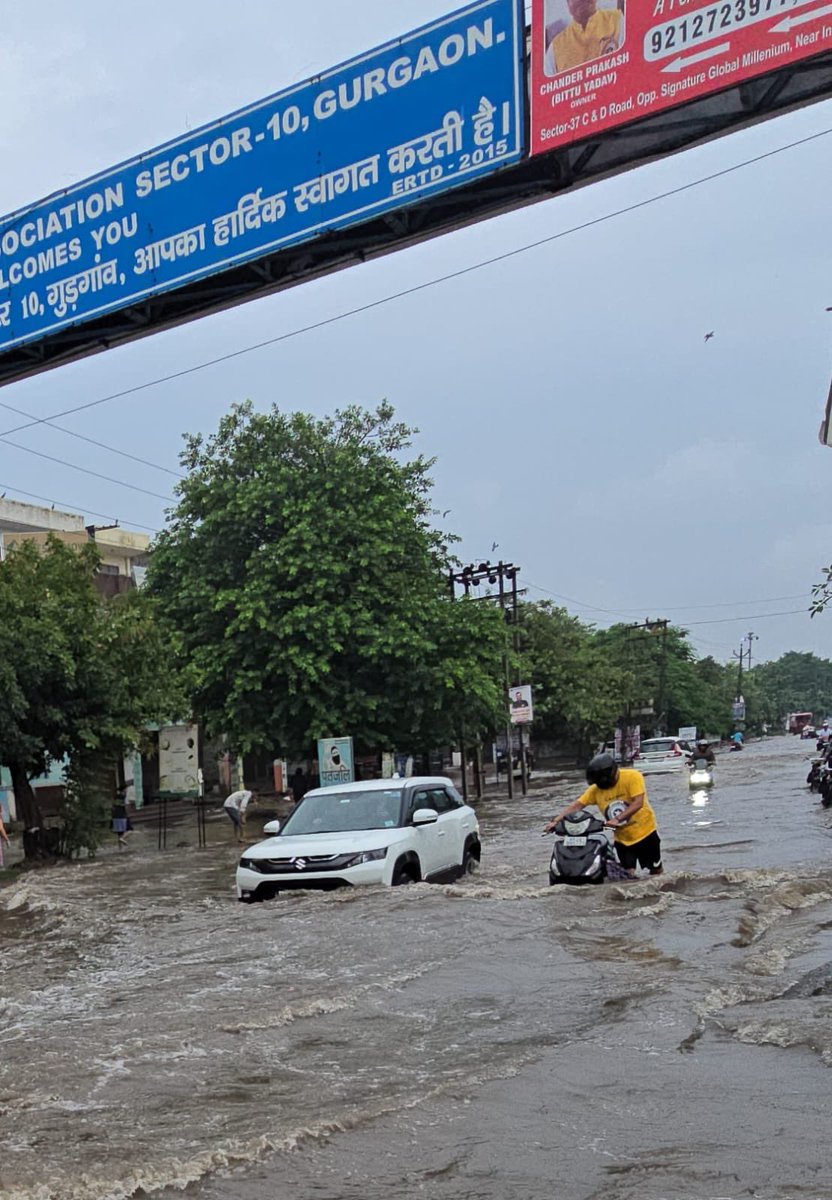 leenadhankhar's tweet photo. Welcome to Watergram! 🌊 Just 2 hrs of rain & Sector 10 entry from Pataudi Road turns into a swimming pool. Vehicles stalled, offices missed, drains missing in action. Bravo, city planners! 👏 #GurugramRains #UrbanFlooding #Watergram #Sector10 #PataudiRoad #Gurugram #Gurugram @OfficialGMDA