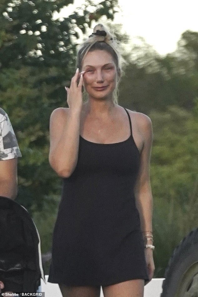 y2kpopart's tweet photo. Brooke Hogan was seen crying today while out with her husband and kids. https://t.co/mvwKw67EgG