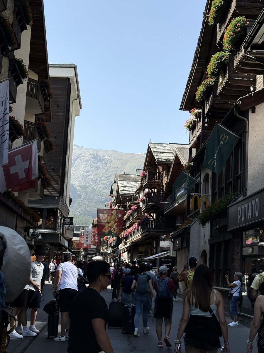 Etadch's tweet photo. ツェルマットから登山列車でゴルナーグラード展望台（3,089m）。
スイス最高峰のモンテローザを筆頭にマッターホルンも含め4,000m級29座に圧倒される。
何度も訪れた涸沢カールとは規模、スケールも違いすぎる。
氷河の侵食がひどく改めて地球温暖化を懸念。
ツェルマットに降り白身の魚フライランチ。 https://t.co/KjEcaOazZP