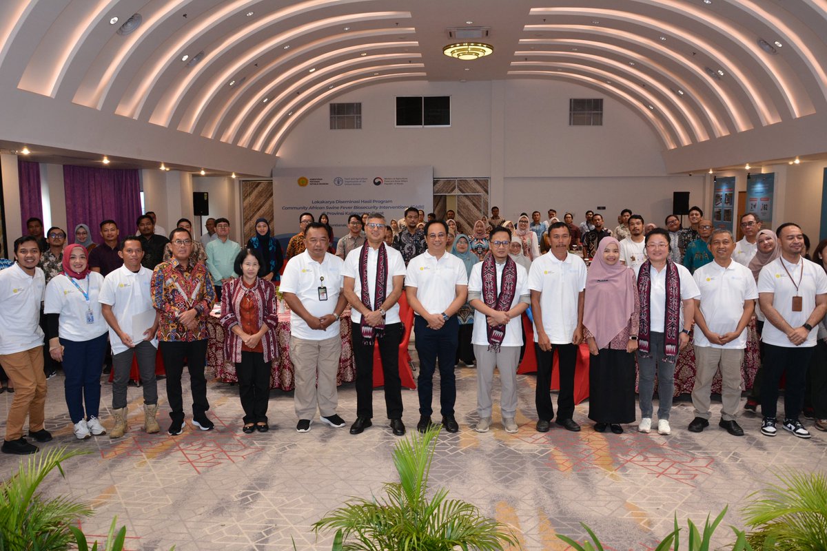 FAOIndonesia's tweet photo. #Today in📍West Kalimantan, @FAO Rep. 🇮🇩🇹🇱 @AryalRaj1 joined @ditjenpkh, @kalbarprovgoid &amp; @disbunnakkalbar to mark the successful completion of the #CABI programme — a milestone in the fight against #ASF, equipping 🇮🇩 farmers to safeguard their 🐷 &amp; livelihoods

🤝 @mafrakorea https://t.co/pH3ScKTlKc
