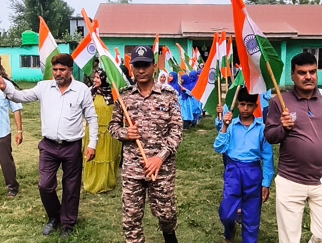 33 students from Govt. Middle School, Baniyari and 36 villagers participated in the Tiranga Rally organized in collaboration with the C/45 Battalion, CRPF on 12/08/2025.#HarGharTiranga <a href="/KOSCRPF/">Kashmir Ops Sector, CRPF</a> <a href="/OpsNkor/">DIG OPS NKOR BARAMULLA</a> <a href="/crpfindia/">🇮🇳CRPF🇮🇳</a>