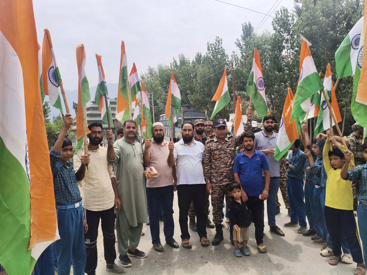28 students from Govt. Higher Secondary School, Madwan and 25 villagers participated in the Tiranga Rally organized in collaboration with the C/45 Battalion, CRPF on 12/08/2025.#HarGharTiranga <a href="/KOSCRPF/">Kashmir Ops Sector, CRPF</a> <a href="/OpsNkor/">DIG OPS NKOR BARAMULLA</a> <a href="/crpfindia/">🇮🇳CRPF🇮🇳</a>