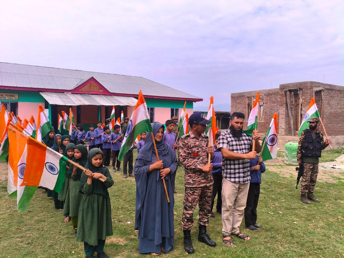 39 students from Govt. Middle School, Bakshibal and 44 villagers participated in the Tiranga Rally organized in collaboration with the C/45 Battalion, CRPF on 12/08/2025.#HarGharTiranga <a href="/KOSCRPF/">Kashmir Ops Sector, CRPF</a> <a href="/OpsNkor/">DIG OPS NKOR BARAMULLA</a> <a href="/crpfindia/">🇮🇳CRPF🇮🇳</a>