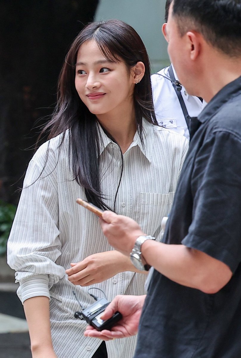 Still smile like this, bow in greeting and say “sorry” to all the reporters who published thousands of bad articles about you… Minji Danielle... YOU’RE JUST TOO KIND.