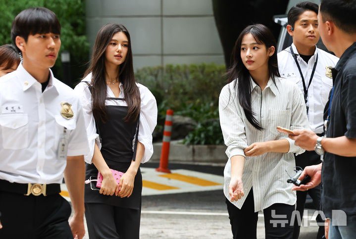 newjeansnews_'s tweet photo. Our strong girls 💪 https://t.co/2gOUtgjcfA