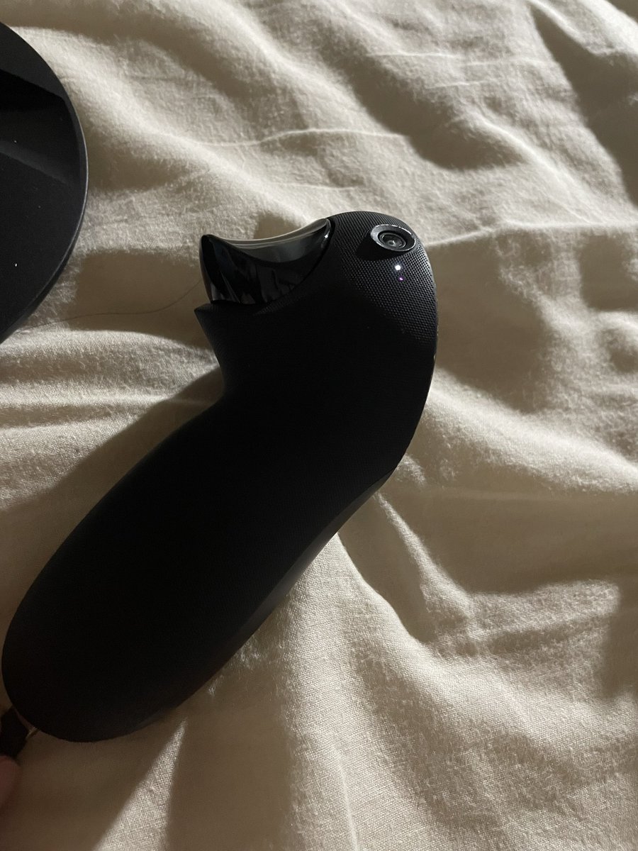 reina30609's tweet photo. #MetaQuestPro
#VRchat
永遠に紫ライト着いて何時間経っても消えなくて…接続できないんですけど対処法知ってる方いますか？メタクエストプロもちに届け… https://t.co/o9rsOSHVLX