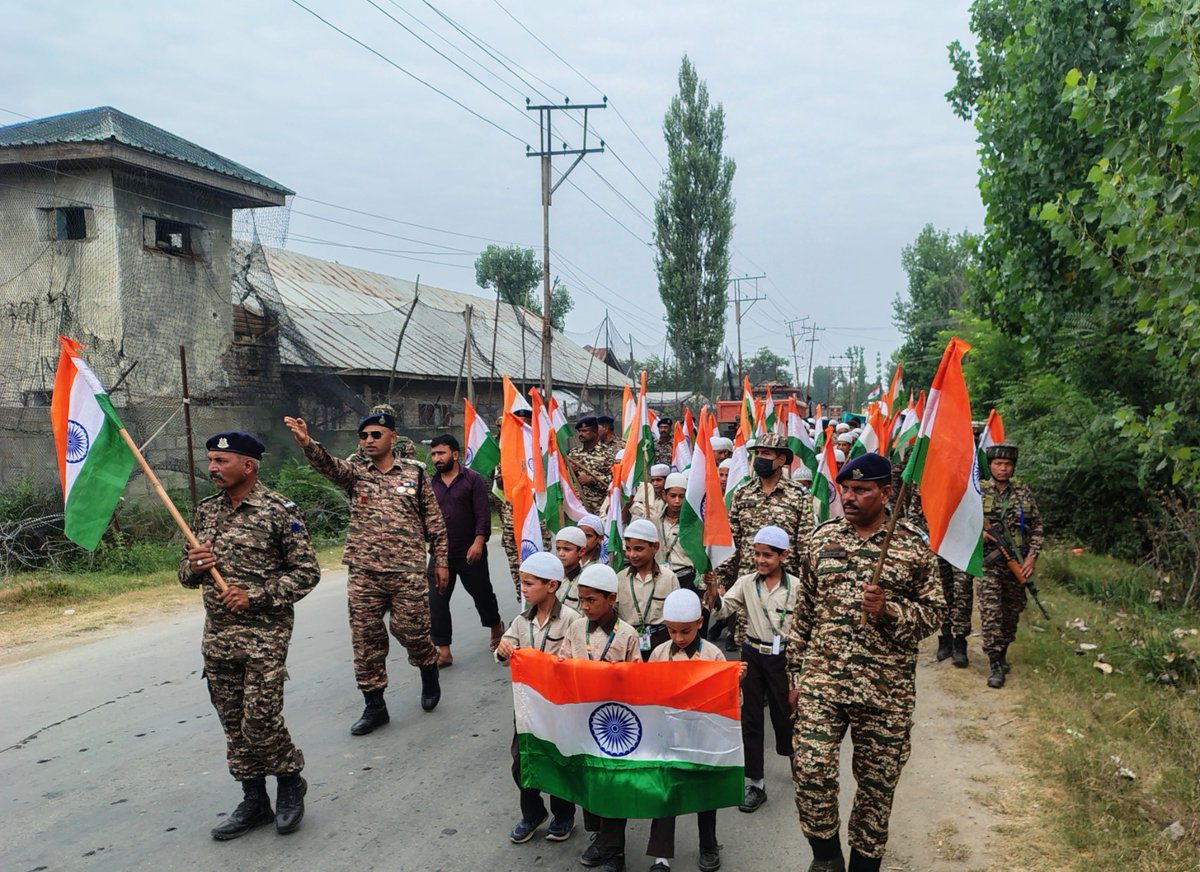 97 students and staff from Hanfia Islamia School, Sumbal participated in the Tiranga Rally organized in collaboration with the D/45 &amp; E/45 Battalion, CRPF on 13/08/2025.#HarGharTiranga <a href="/kos/">KOS</a> <a href="/OpsNkor/">DIG OPS NKOR BARAMULLA</a> <a href="/crpfindia/">🇮🇳CRPF🇮🇳</a>