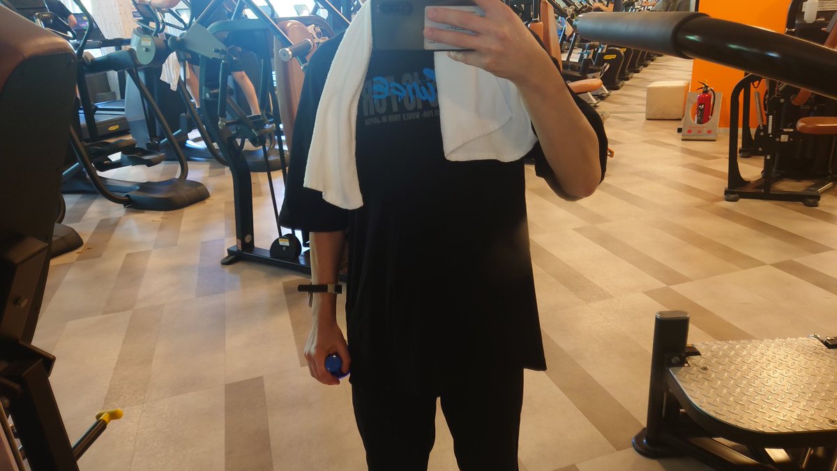 いつも行ってるスポーツジムがお盆休みのため開いている違う店舗のジムに遠征😁最初は慣れない場所で戸惑ったけどジムもプールもダンスレッスンもお風呂も思った以上に良かった😆TシャツはTWICEの今回のワルツのグッズを着用😂笑