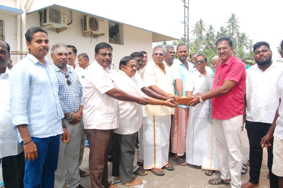 embalamrselvam's tweet image. ₹51.50 லட்சம் மதிப்பில் இடையார்பாளையம் – கிருஷ்ணசாமி நகர் பகுதியில் புதிய தார் சாலை &amp;amp; வடிகால் பணிகளை இன்று தொடங்கி வைத்தேன். மக்களின் நீண்டநாள் கோரிக்கை நிறைவேற்றப்பட்டது. 🚧🇮🇳 #SelvamR #PuducherryDevelopment