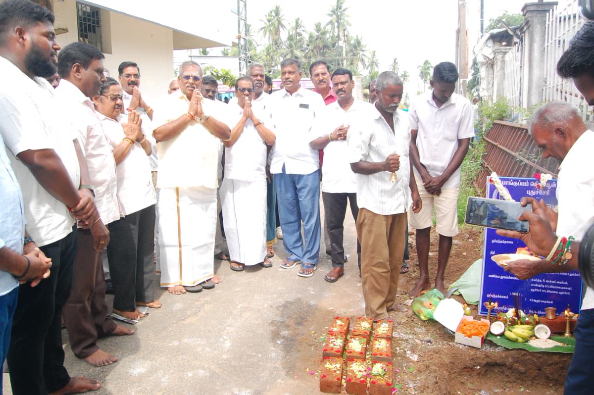 embalamrselvam's tweet image. ₹51.50 லட்சம் மதிப்பில் இடையார்பாளையம் – கிருஷ்ணசாமி நகர் பகுதியில் புதிய தார் சாலை &amp;amp; வடிகால் பணிகளை இன்று தொடங்கி வைத்தேன். மக்களின் நீண்டநாள் கோரிக்கை நிறைவேற்றப்பட்டது. 🚧🇮🇳 #SelvamR #PuducherryDevelopment