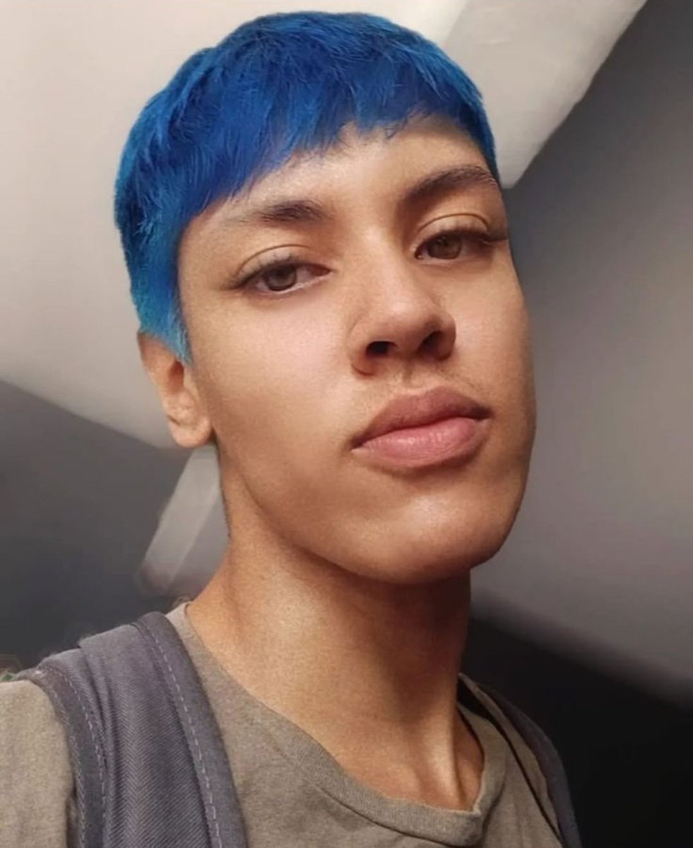 Pinheiro_JP18's tweet photo. @VeneMaia @nathamandreanii O próprio giroflex da PM no cabelo https://t.co/T7ATpJ54ea