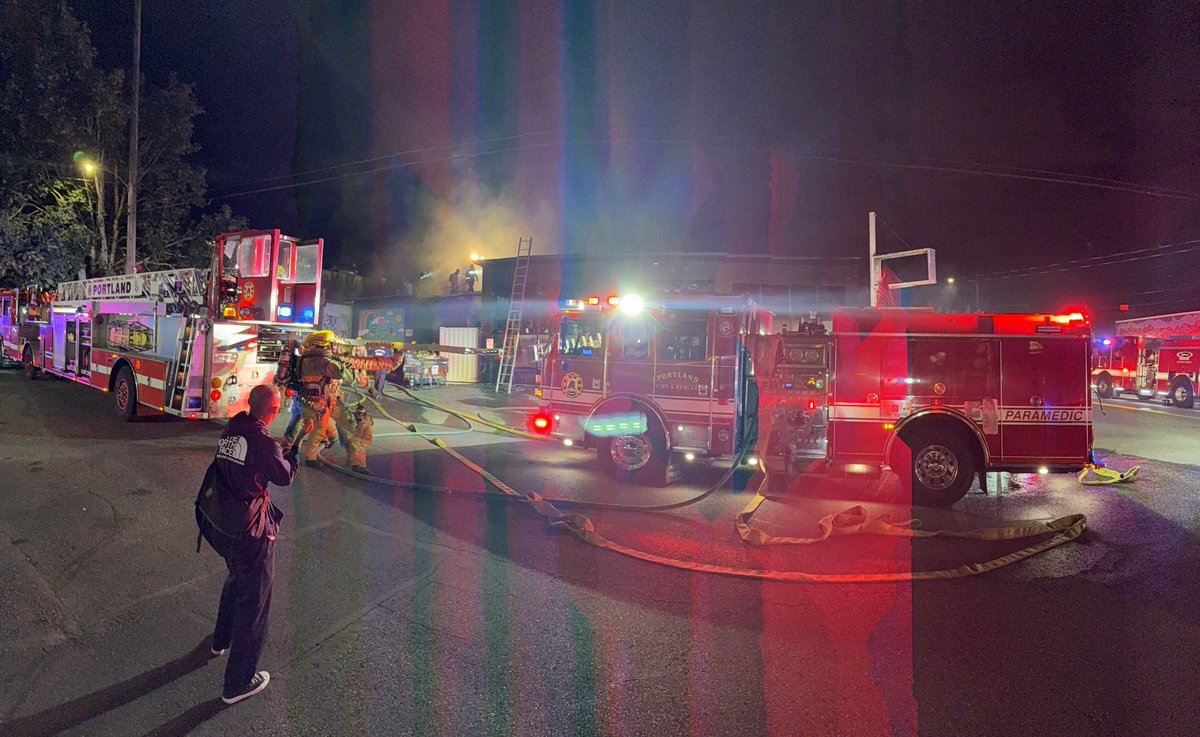 photocorry's tweet image. Major fire ongoing at the corner of SE Stark and SE 9th in Portland. Appears to be some type of business. More info as we get it. 10:45 PM @KATUNews #LiveOnK2