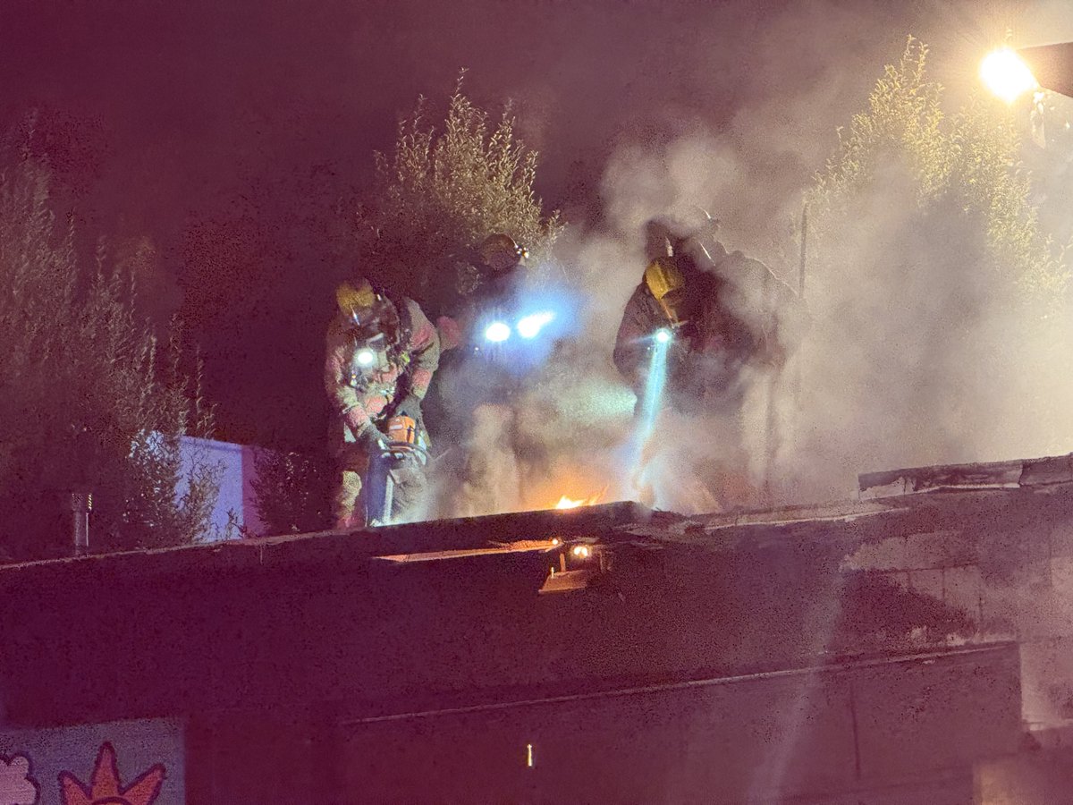 photocorry's tweet image. Major fire ongoing at the corner of SE Stark and SE 9th in Portland. Appears to be some type of business. More info as we get it. 10:45 PM @KATUNews #LiveOnK2