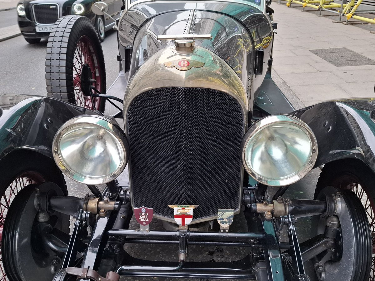 LondonHistorian's tweet photo. This gorgeous classic Bentley outside the RAC Club in Pall Mall yesterday. #Bentley #clubland https://t.co/YAdWOyvJQt