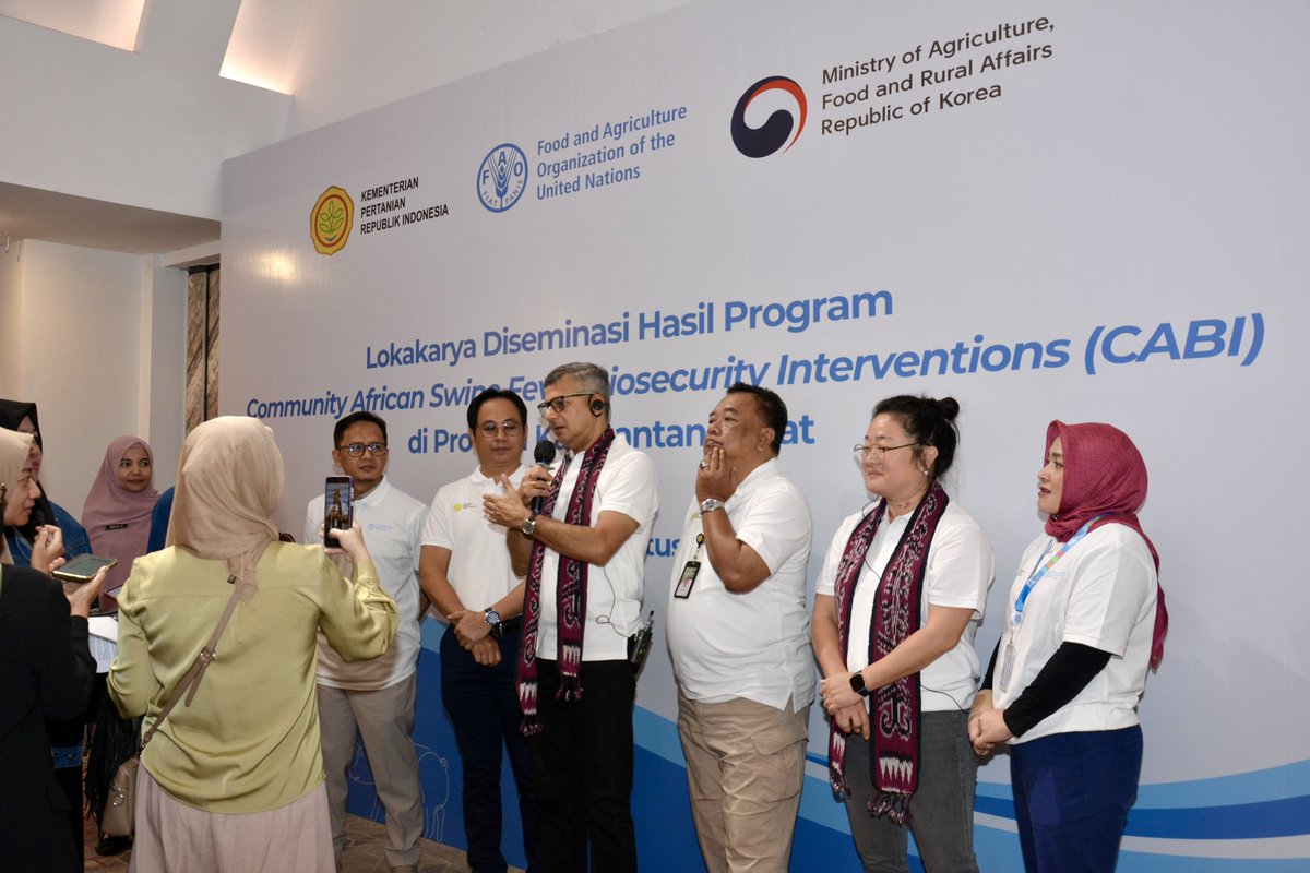 #Today in📍West Kalimantan, <a href="/FAO/">Food and Agriculture Organization</a> Rep. 🇮🇩🇹🇱 <a href="/AryalRaj1/">Rajendra Aryal</a> joined <a href="/ditjenpkh/">ditjennak_keswan</a>, <a href="/kalbarprovgoid/">PEMPROV KALBAR</a> &amp; <a href="/disbunnakkalbar/">Dinas Perkebunan dan Peternakan Prov. Kalbar</a> to mark the successful completion of the #CABI programme — a milestone in the fight against #ASF, equipping 🇮🇩 farmers to safeguard their 🐷 &amp; livelihoods

🤝 <a href="/mafrakorea/">농림축산식품부</a>
