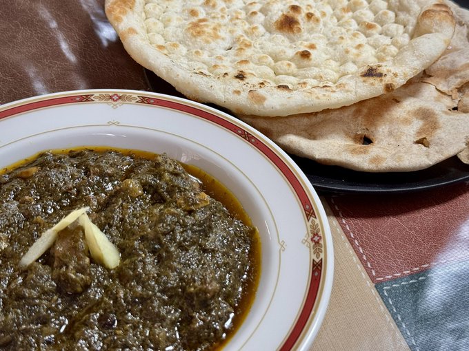 パキスタン(相武台前)で、ほうれん草のマトンカレー食べてる
ほうれん草のペースト盛り盛りでめちゃうまい
店はいつものラホーリザイカです
全体的にのんびりしててオススメ
色々聞くと色々教えてくれる 