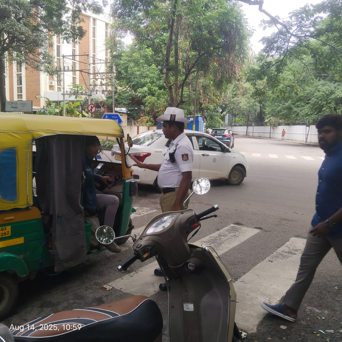 #TrafficAwerness
ಈ ದಿನ ಶಿವಾಜಿನಗರ ಸಂಚಾರ ಪೊಲೀಸ್ ಠಾಣೆಯ ಸಿಬ್ಬಂದಿಯವರು ಠಾಣಾ ಸರಹದ್ದಿನಲ್ಲಿ ಆಟೋ ಚಾಲಕರಿಗೆ ಯೂನಿಫಾರ್ಮ್ ಧರಿಸುವಂತೆ ಹಾಗೂ ಸಂಚಾರ ನಿಯಮಗಳನ್ನು ಪಾಲಿಸುವಂತೆ ಸೂಕ್ತ ತಿಳುವಳಿಕೆ ನೀಡಲಾಯಿತು.