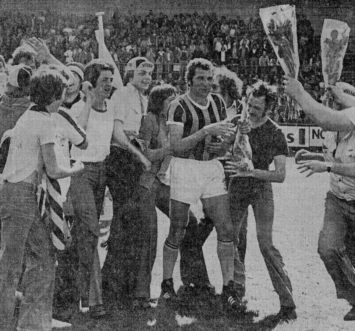 22 mei 1977 💛🖤

Onze mooie club Vitesse promoveert! 

Henk “Charlie” Bosveld 💛🖤

Foto via: Gemeente Archief 💛🖤