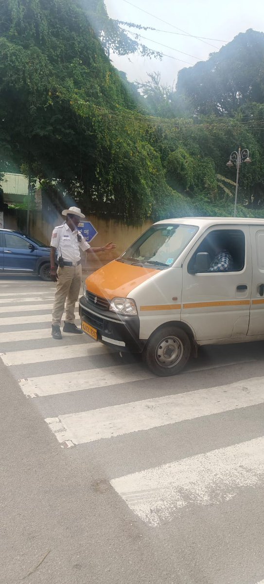 #TrafficAwerness
ಈ ದಿನ ಶಿವಾಜಿನಗರ ಸಂಚಾರ ಪೊಲೀಸ್ ಠಾಣೆಯ ಸಿಬ್ಬಂದಿಯವರು ಠಾಣಾ ಸರಹದ್ದಿನಲ್ಲಿ ವಾಹನ ಸವಾರರಿಗೆ stop line ಹಾಗೂ ಜಿಬ್ರಾ ಕ್ರಾಸ್ ಮೇಲೆ ವಾಹನಗಳನ್ನು ನಿಲ್ಲಿಸದಂತೆ ಸೂಕ್ತ ತಿಳುವಳಿಕೆ ನೀಡಲಾಯಿತು.