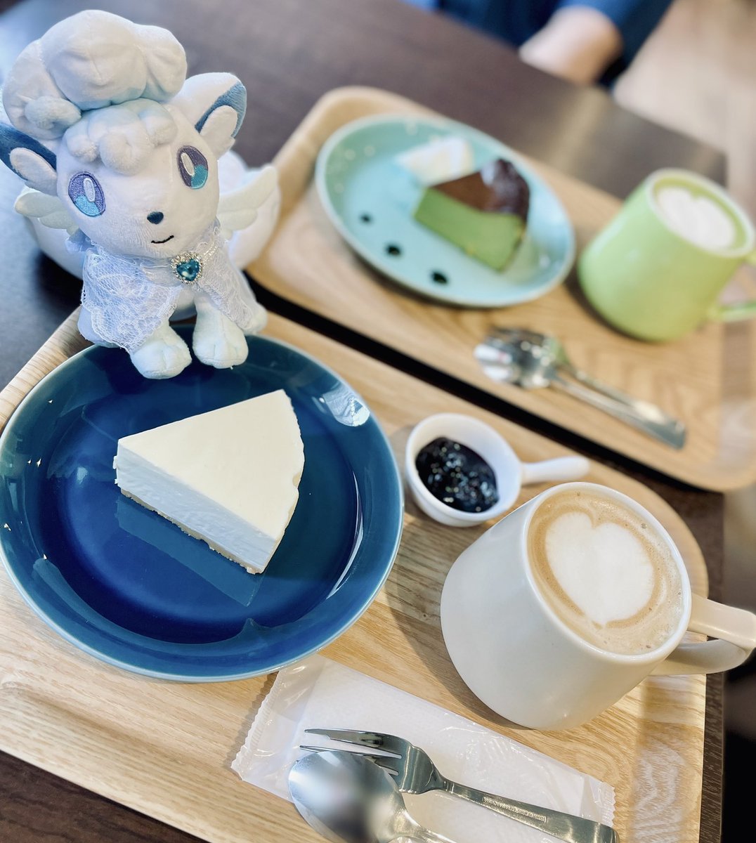 チーズケーキ🍰
なめらか濃厚でベリーソースとも合ってて美味しかったね🤍
 #ポケぬいもぐもぐ部  #ポケぬいカフェ部  #ポケモンfit  #アローラロコン  #ポケぬいファッション部  #ポケモンfitのある暮らし