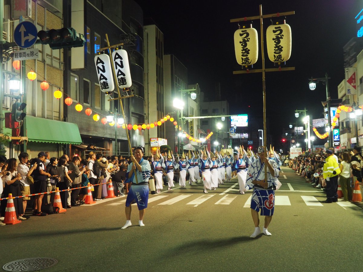ANA_Group_News's tweet photo. \\  本日の阿波おどりにANAグループが参加します📷📷 //
ANAグループは、地域貢献を目的に、徳島県内最大のイベントである「2025阿波おどり」に「ANA連」として参加します✨

パイロット、CA、航空整備士、空港スタッフなど、全国各地から集結したメンバーで踊り込みます✈

📌ANA連踊りこみスケジュール
8/14（木）徳島市内中心街（屋外）
①18:24～　紺屋町演舞
②19:18～　藍���浜演舞場
③20:48～　両国本町演舞場