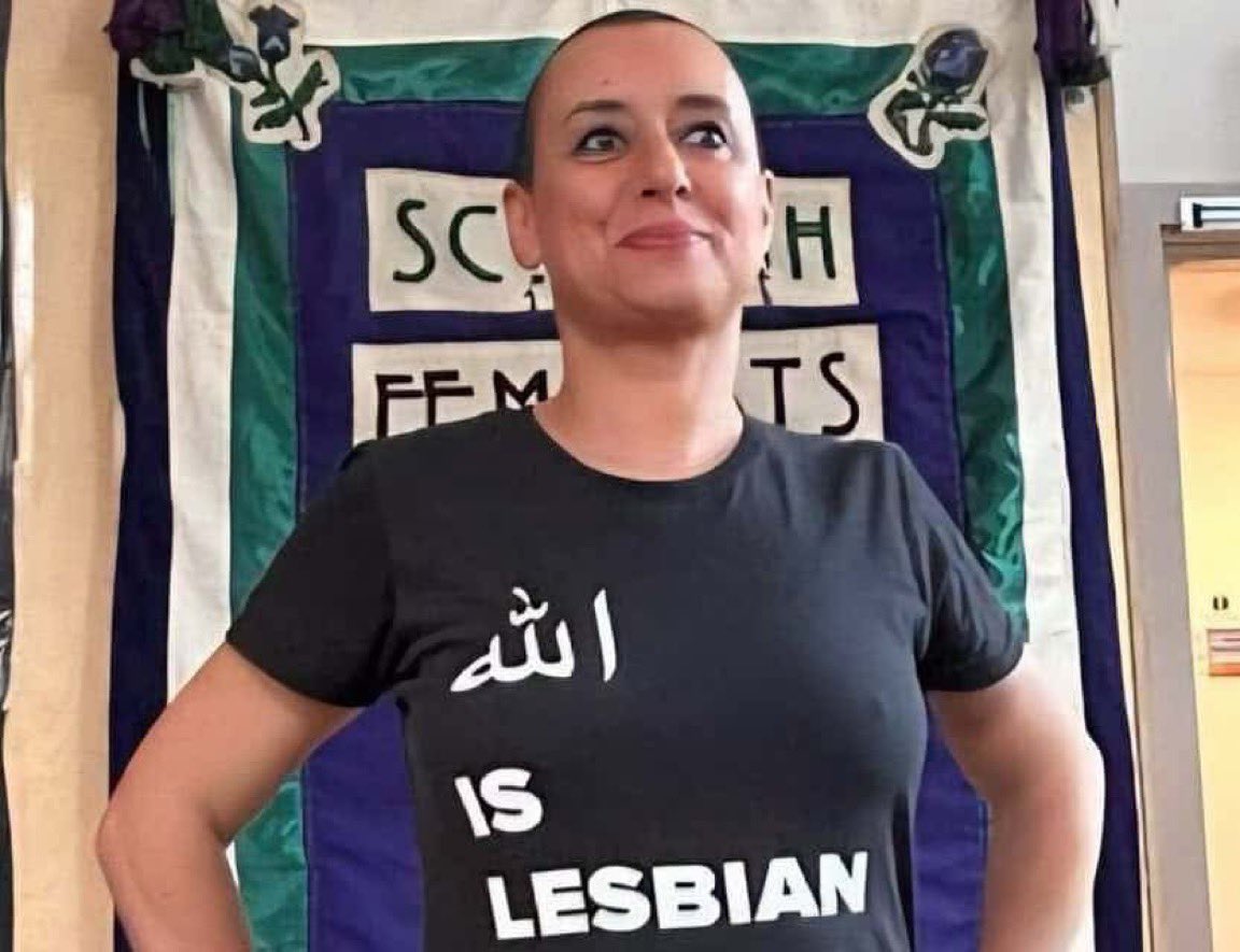 Au Maroc, <a href="/IbtissameBetty/">I. Betty Lachgar ♀️🔥</a> est emprisonnée pour “blasphème” après avoir porté un tee-shirt “Allah est lesbienne”.

Son crime ? Défendre les droits des femmes et des LGBTQ+ contre le patriarcat religieux avec <a href="/MALImaroc/">M.A.L.I.</a>.

La liberté d’expression n’est pas un délit. #FreeBetty