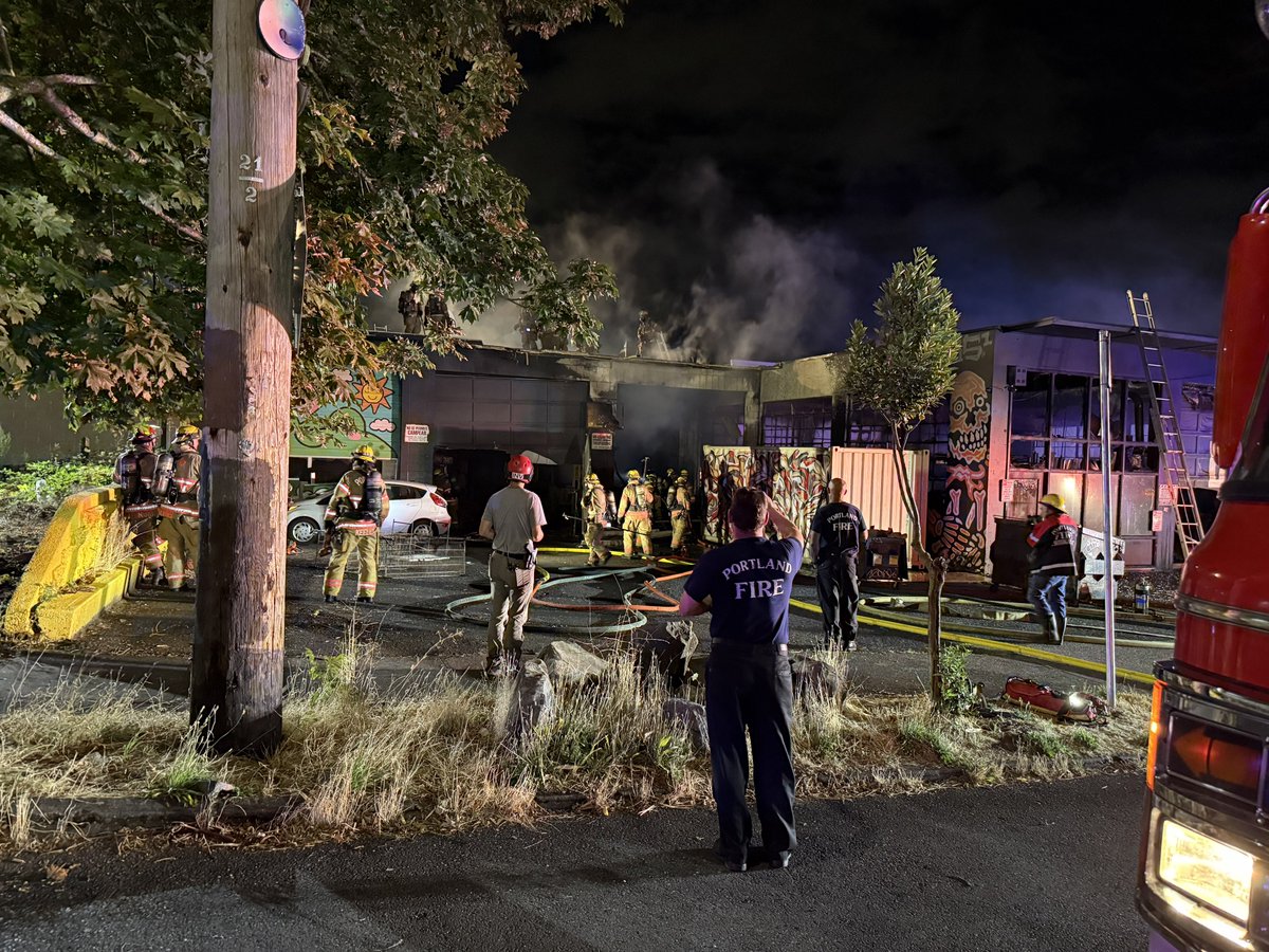 photocorry's tweet image. More pics from the fire scene. 10:50 PM #LiveOnK2 @KATUNews