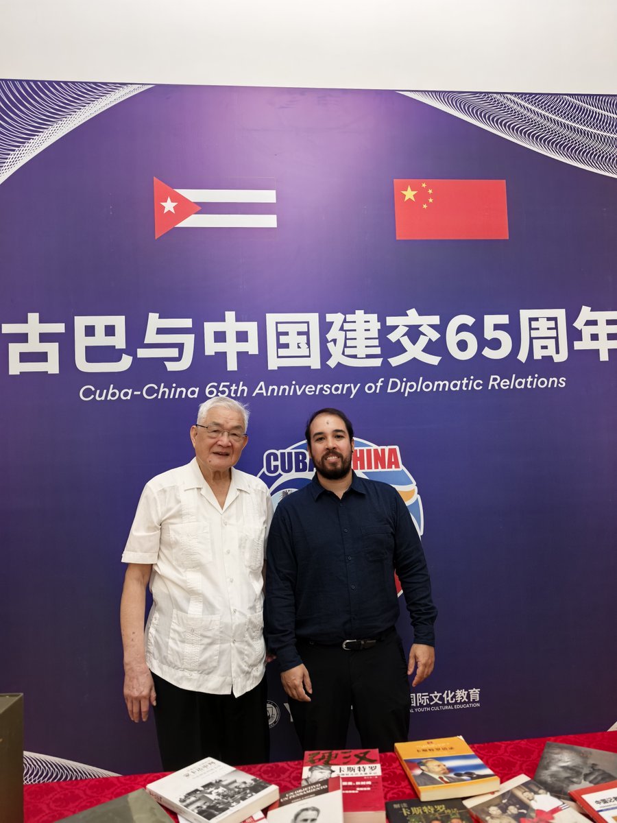 O senhor Xu foi um dos primeiros chineses da República Popular da China que foram à Cuba  em 1964 estudar espanhol, entre outras disciplinas. 

Ele esteve na <a href="/EmbChinaCuba/">Embajada de China en Cuba</a> para prestar homenagem a Fidel Castro nos 99 anos de seu nascimento!   
📸 mi amiga <a href="/Beibeicita/">Beibei en China</a> <a href="/CGTNLatAm/">CGTN Latin America</a>