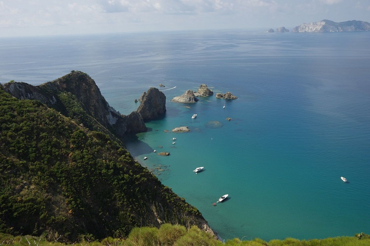 An #Ferragosto steht in Italien alles still. Auch in diesem Jahr ist rund um den 15. August an den italienischen Stränden so ziemlich alles ausgebucht. 👉sonoitalia.de/ferragosto/ <a href="/CiaoNico/">Nicoletta De Rossi</a>