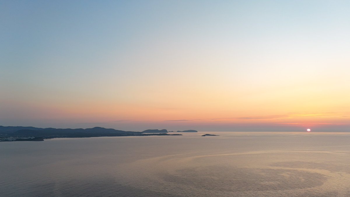 aldiapue's tweet photo. @HimarGonzalez @A3Noticias @ElTiempoA3 Precioso #amanecer que nos regala la vida #CalaLlonga #Ibiza https://t.co/52U7Ze0R4H