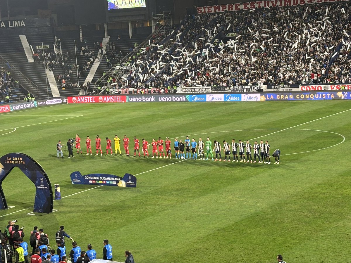 RodrigoDonayres's tweet photo. Una noche inolvidable 🔵⚪️🔵

#ArribaAlianza https://t.co/BaW1les9xn