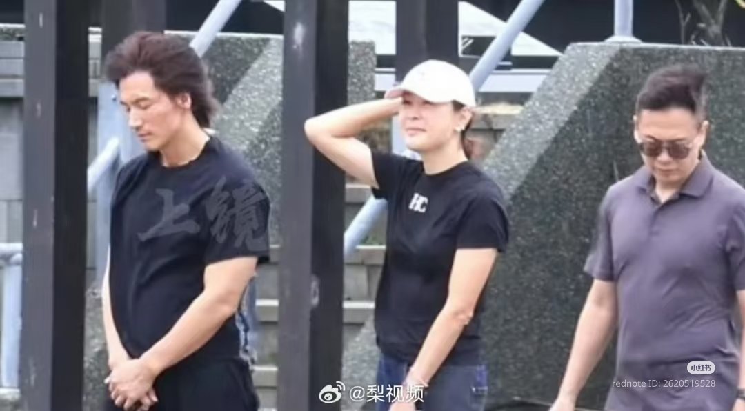 SMilkdrama's tweet photo. Yesterday, #JerryYan visited #BarbieHsu's tombstone with her best friend at Chin Pao San.

"He bent over with his hands on his knees, staring at her tombstone for a long time, seemingly talking to his friend. After standing up, he silently wiped away his tears." https://t.co/WUmW5mbWt9