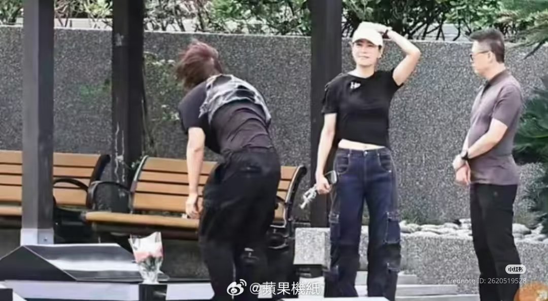SMilkdrama's tweet photo. Yesterday, #JerryYan visited #BarbieHsu's tombstone with her best friend at Chin Pao San.

"He bent over with his hands on his knees, staring at her tombstone for a long time, seemingly talking to his friend. After standing up, he silently wiped away his tears." https://t.co/WUmW5mbWt9