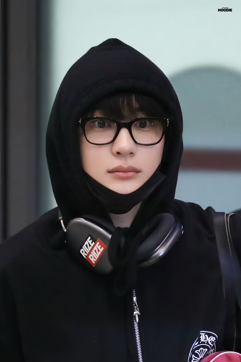 심심... 종이오빠, 영상오빠말고 실제 앤톤오빠 보고싶다.
(해외콘을가셈) 네 못가여 현생 덕질걸림돌 만내...