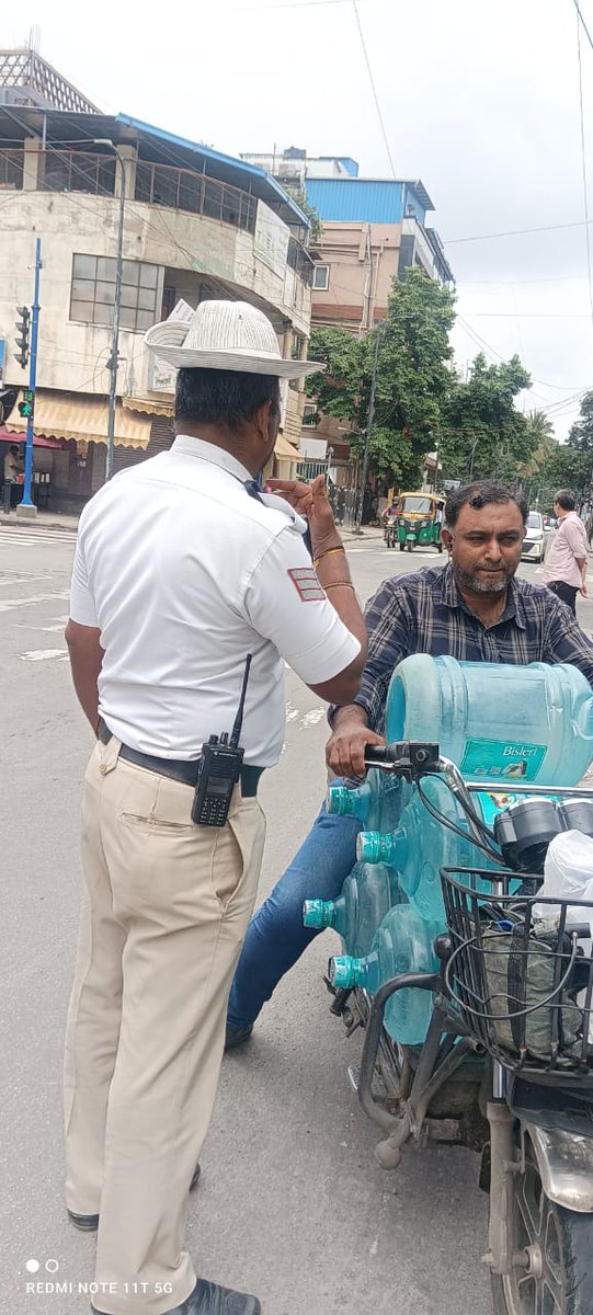 #TrafficAwerness 
ಈ ದಿನ ಶಿವಾಜಿನಗರ ಸಂಚಾರ ಪೊಲೀಸ್ ಠಾಣೆಯ ಸಿಬ್ಬಂದಿಯವರು ಠಾಣಾ ಸರಹದ್ದಿನಲ್ಲಿ ಇ ಬೈಕ್ ಸವಾರರಿಗೆ ಒನ್ ವೇ ಹೋಗದಂತೆ ಹಾಗೂ ಸಂಚಾರ ನಿಯಮಗಳನ್ನು ಪಾಲಿಸುವಂತೆ ಸೂಕ್ತ ತಿಳುವಳಿಕೆ ನೀಡಲಾಯಿತು.