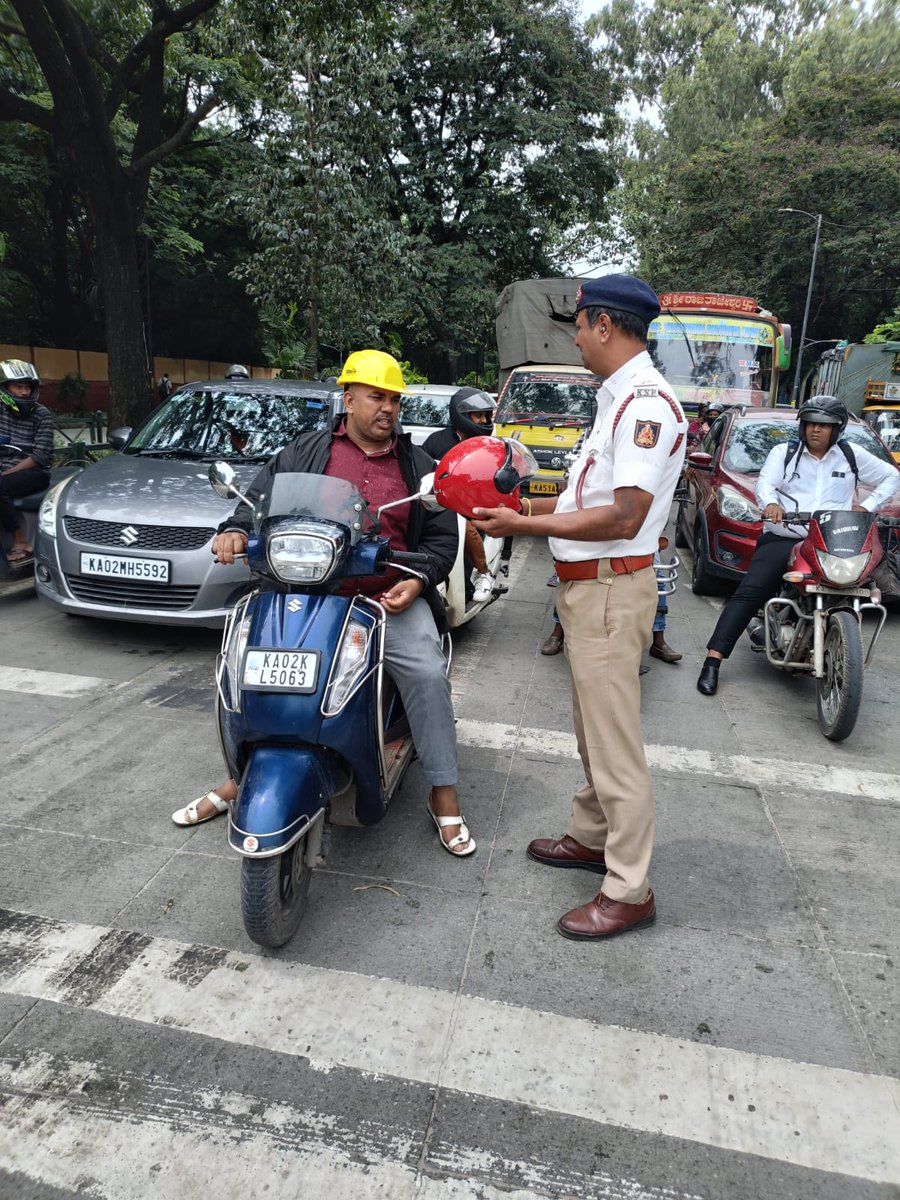 #TrafficAwerness 
ಈ ದಿನ ಶಿವಾಜಿನಗರ ಸಂಚಾರ ಪೊಲೀಸ್ ಠಾಣೆಯ ಎ ಎಸ್ ಐ ರವರು ಠಾಣಾ ಸರಹದ್ದಿನಲ್ಲಿ ದ್ವಿ ಚಕ್ರ ವಾಹನ ಸಾವಿರರಿಗೆ ಐ ಎಸ್ ಐ ಮಾರ್ಕ್ ಹೊಂದಿರುವ ಫುಲ್ ಹೆಲ್ಮೆಟ್ ಧರಿಸುವಂತೆ ಸೂಕ್ತ ತಿಳುವಳಿಕೆ ನೀಡಲಾಯಿತು..
