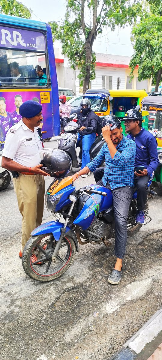 #TrafficAwerness 
ಈ ದಿನ ಶಿವಾಜಿನಗರ ಸಂಚಾರ ಪೊಲೀಸ್ ಠಾಣೆಯ ಸಿಬ್ಬಂದಿಯವರು ಠಾಣಾ ಸರಹದ್ದಿನಲ್ಲಿ ದ್ವಿ ಚಕ್ರ ವಾಹನ ಸವಾರರಿಗೆ ಐ ಎಸ್ ಐ ಮಾರ್ಕ್ ಹೊಂದಿರುವ ಫುಲ್ ಹೆಲ್ಮೆಟ್ ಧರಿಸುವಂತೆ ಸೂಕ್ತ ತಿಳುವಳಿಕೆ ನೀಡಲಾಯಿತು..