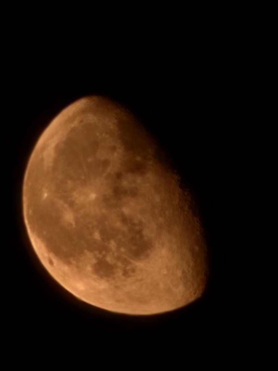 AyoGaain's tweet photo. The moon is beautiful tonight https://t.co/7N0jQPVDxN