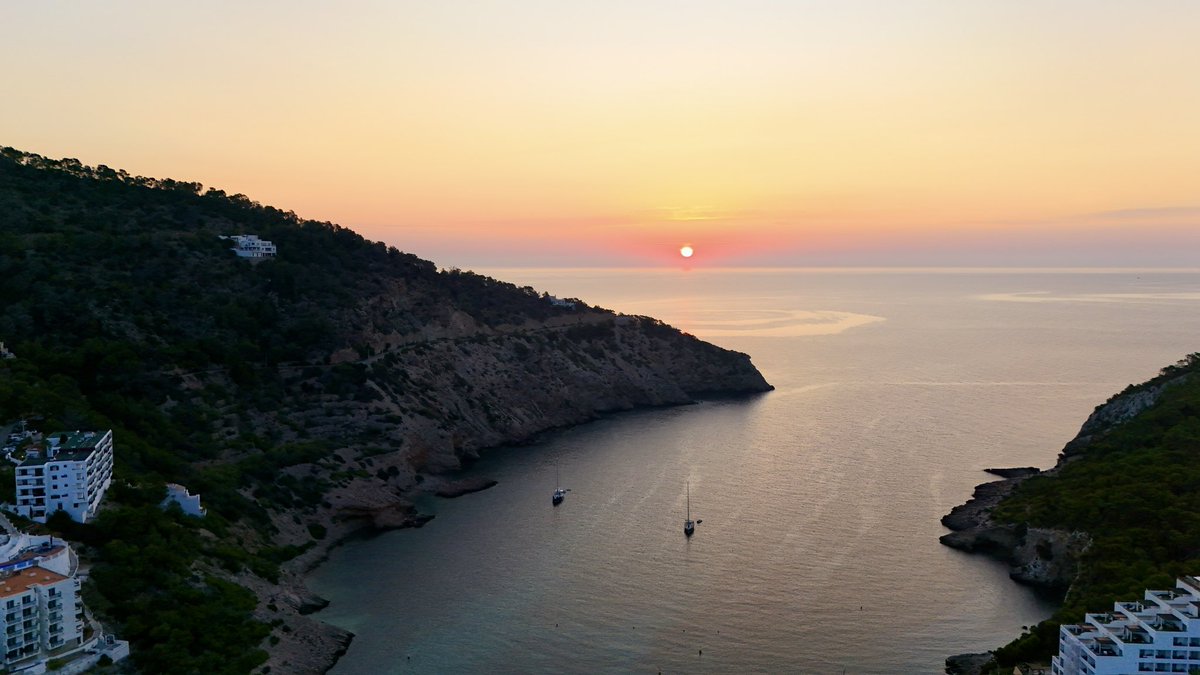 aldiapue's tweet photo. @Tiempo_Mercedes @A3Noticias @ElTiempoA3 Precioso #amanecer que nos regala la vida #CalaLlonga #Ibiza https://t.co/rKM7crtLpn