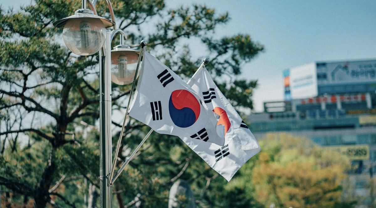 CoinRank_io's tweet photo. 🇰🇷 Korean Won stablecoin faces utility doubts

With the central bank ditching its CBDC pilot for a privately issued stablecoin, big players are rushing in — KakaoBank exploring issuance & custody, Upbit teaming with Naver Pay on a payment token.

But “onshore” rules mean overseas entities can’t directly convert KRW, limiting use to KYC’d Korea-linked addresses. 🚫

Analysts say with Korea’s already instant, free local transfers, the token’s edge in payments is thin — likely confined to domestic use.

#Stablecoins #Korea #CryptoNews #Web3 #CBDC