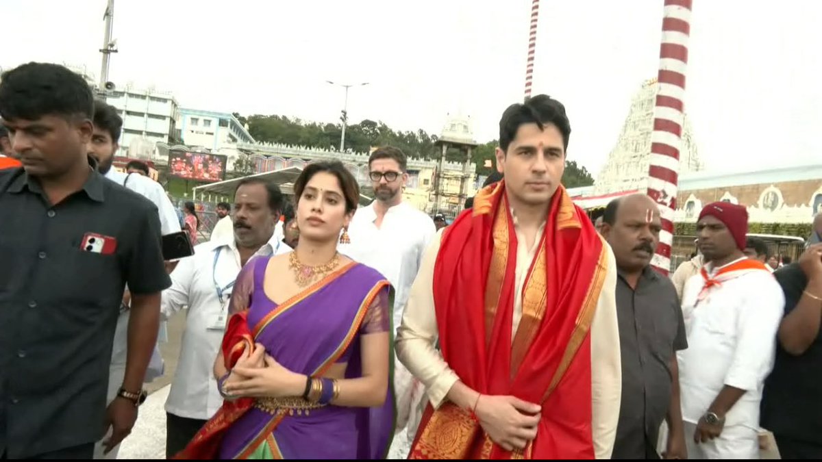 TirupatiUpdates's tweet photo. శ్రీదేవి 62వ జయంతి సందర్భంగా ఆమె కుమార్తె జాన్వీ కపూర్ మరియు పరమ్ సుందరి నటుడు సిద్ధార్థ్ మల్హోత్రాతో కలిసి తిరుమల శ్రీవారిని దర్శించుకున్నారు.
#tirumala #tirupatiupdates #Tirupati #janhvikapoor #sidharthmalhotra #paramsundar #Sridevi #sridevikapoor #SrideviBirthday https://t.co/bxYw1XmgEP