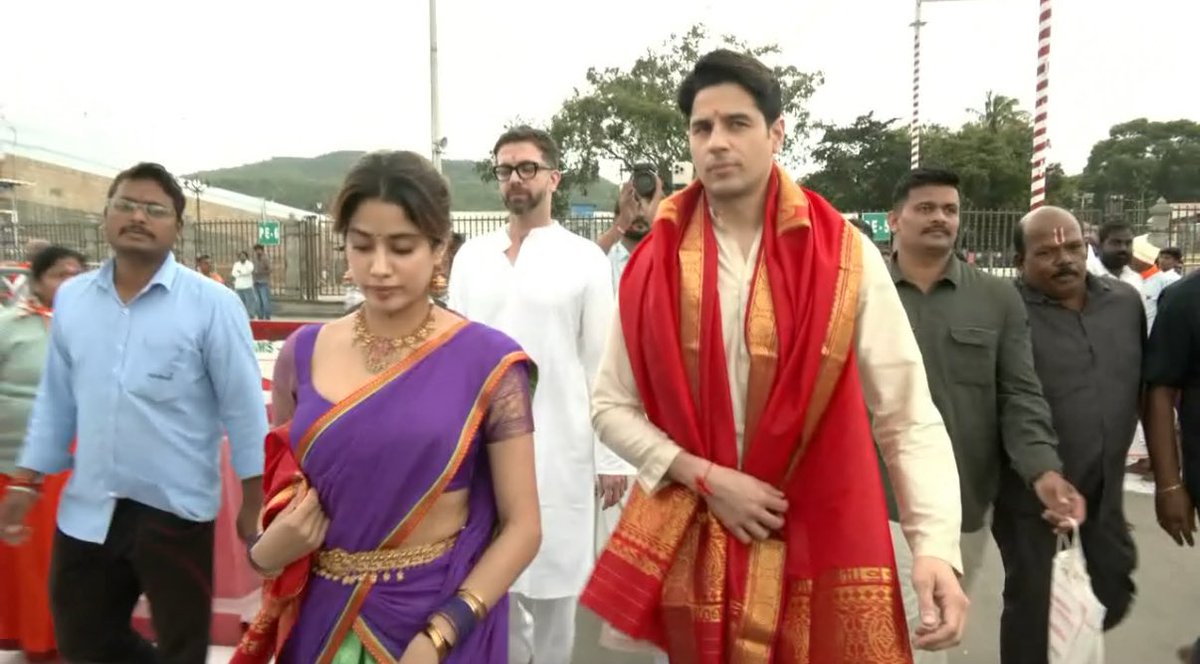 TirupatiUpdates's tweet photo. శ్రీదేవి 62వ జయంతి సందర్భంగా ఆమె కుమార్తె జాన్వీ కపూర్ మరియు పరమ్ సుందరి నటుడు సిద్ధార్థ్ మల్హోత్రాతో కలిసి తిరుమల శ్రీవారిని దర్శించుకున్నారు.
#tirumala #tirupatiupdates #Tirupati #janhvikapoor #sidharthmalhotra #paramsundar #Sridevi #sridevikapoor #SrideviBirthday https://t.co/bxYw1XmgEP