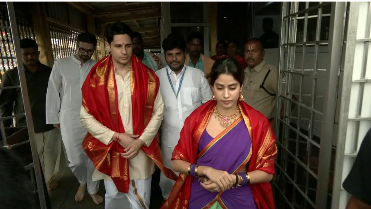 TirupatiUpdates's tweet photo. శ్రీదేవి 62వ జయంతి సందర్భంగా ఆమె కుమార్తె జాన్వీ కపూర్ మరియు పరమ్ సుందరి నటుడు సిద్ధార్థ్ మల్హోత్రాతో కలిసి తిరుమల శ్రీవారిని దర్శించుకున్నారు.
#tirumala #tirupatiupdates #Tirupati #janhvikapoor #sidharthmalhotra #paramsundar #Sridevi #sridevikapoor #SrideviBirthday https://t.co/bxYw1XmgEP