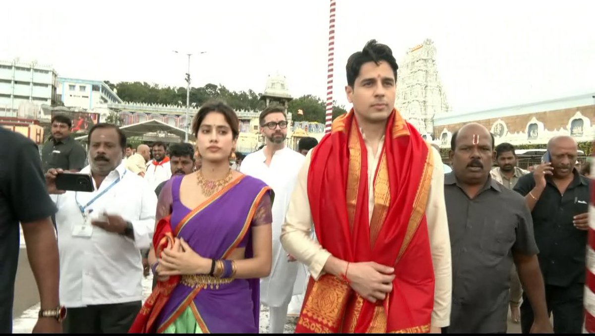 TirupatiUpdates's tweet photo. శ్రీదేవి 62వ జయంతి సందర్భంగా ఆమె కుమార్తె జాన్వీ కపూర్ మరియు పరమ్ సుందరి నటుడు సిద్ధార్థ్ మల్హోత్రాతో కలిసి తిరుమల శ్రీవారిని దర్శించుకున్నారు.
#tirumala #tirupatiupdates #Tirupati #janhvikapoor #sidharthmalhotra #paramsundar #Sridevi #sridevikapoor #SrideviBirthday https://t.co/bxYw1XmgEP
